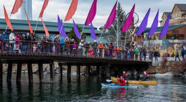 Get In The Holiday Spirit With This Oregon Holiday Lights Paddle Parade