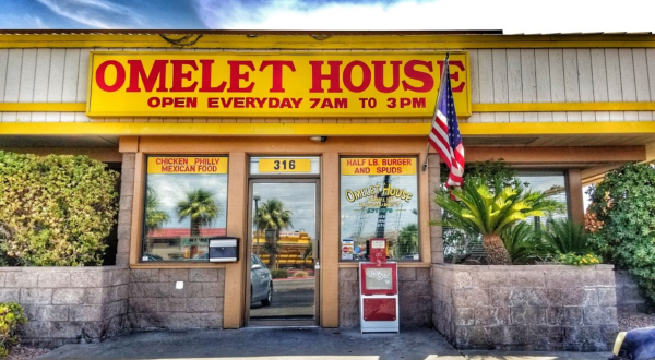 See If You Can Finish The 3-Pound Burger At Omelet House In Nevada