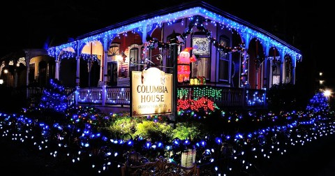 The Holiday Candlelight Walk Through Cape May In New Jersey Is Pure Christmas Magic