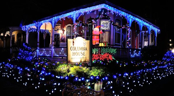 The Holiday Candlelight Walk Through Cape May In New Jersey Is Pure Christmas Magic