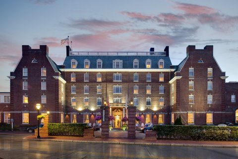 Hotel Viking Is A Massive Mansion In Rhode Island You Have To See To Believe
