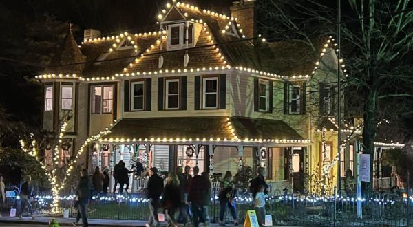 The Holiday Candlelight Walk In Augusta, Missouri Is Pure Christmas Magic