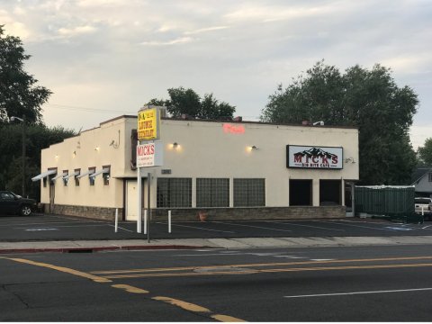 There's A Tiny Hole In The Wall In Northern California Called Mick's, And They Serve Some Of The Best Prime Rib Dinner In The State