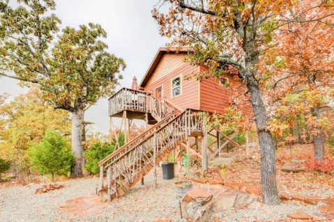 The Little-Known Tree House Getaway In The Middle Of Oklahoma's Lake Eufaula Hills That's Perfectly Charming