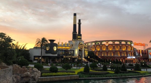 All The Waiters Dress Like Steampunk Characters At The Toothsome Chocolate Emporium In Florida