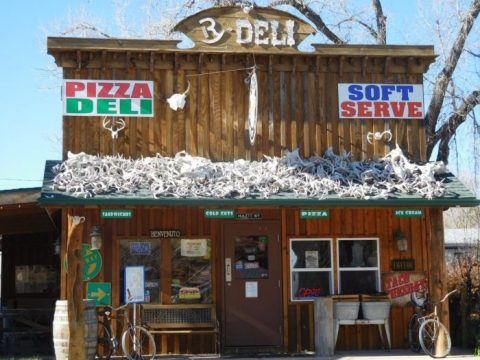 The Ultimate Pizza Bucket List In Wyoming That Will Make Your Mouth Water