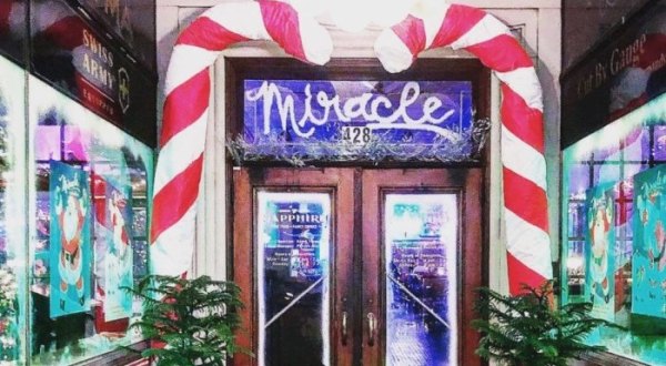 The Christmas-Themed Bar At Sapphire Bar In Tennessee Is The Perfect Place To Be This Season