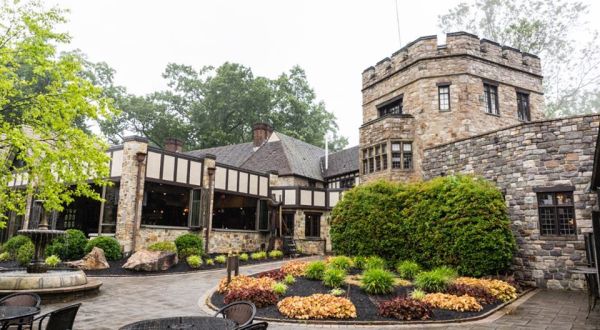 The Knight’s Pub Is A Restaurant Hiding In A Pennsylvania Castle