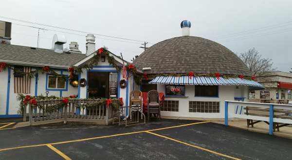 Housed In An Igloo-Shaped Building, Daddy Maxwell’s Is One Of Wisconsin’s Most Unique Eateries   