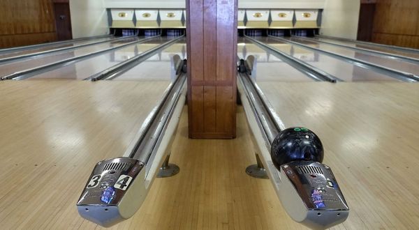 There’s A Vintage Bowling Alley From The 1910s In Missouri Called Saratoga Lanes