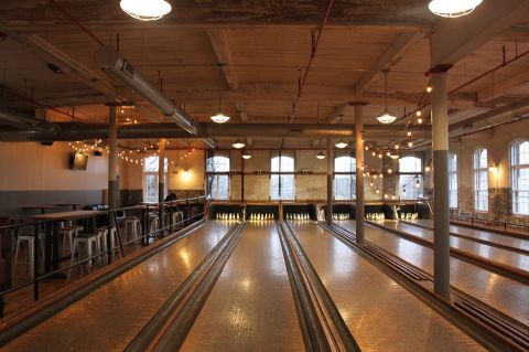 There's A Vintage Bowling Alley From The 1920s In Rhode Island Called BreakTime Bowl & Bar