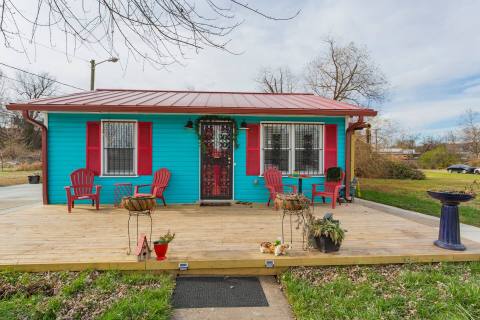There’s A Love Shack-Themed Airbnb In Nashville And It’s The Perfect Little Hideout