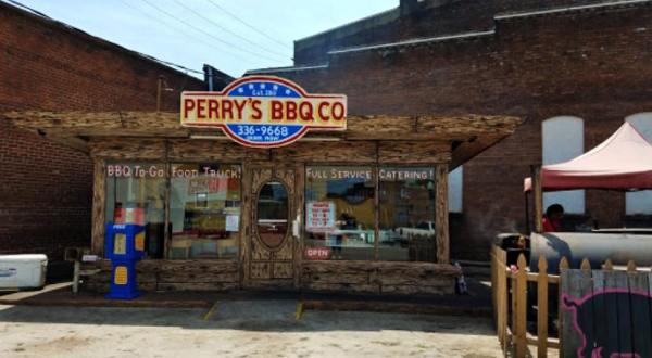 Perry’s BBQ In Tennessee Has Some Of The Very Best Cafeteria-Style Food In The Nation