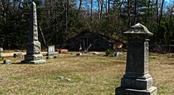 Visit Chestnut Hill Cemetery, A Hidden Cemetery That Feels Like Rhode Island’s Most Haunted Secret