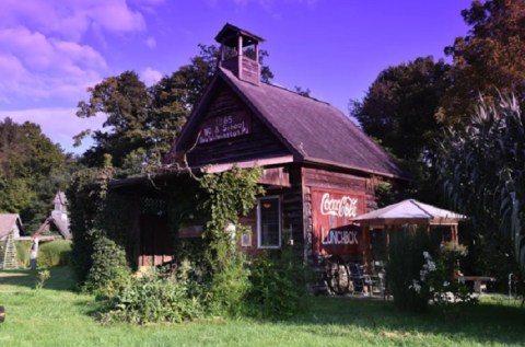 There’s An Old Schoolhouse-Themed Airbnb Near Pittsburgh And It’s The Perfect Little Hideout