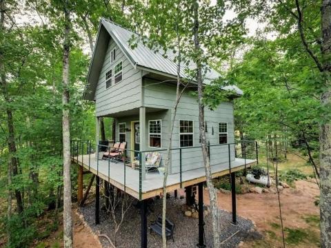 Have A Luxurious Night In Boulder Ridge Treehouse, A Retreat In The Treetops of Wisconsin