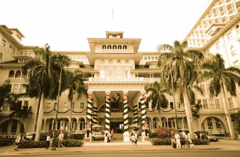 The Historic Moana Surfrider Hotel In Hawaii Gets All Decked Out For Christmas Each Year