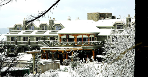 The Stephanie Inn On The Oregon Coast Gets All Decked Out For Christmas Each Year