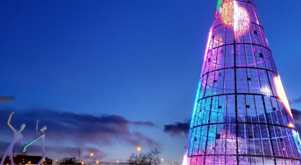 The Dazzling 110-Foot-Tall Mile High Tree In Colorado Has A Merry Music Show You Should See This Season