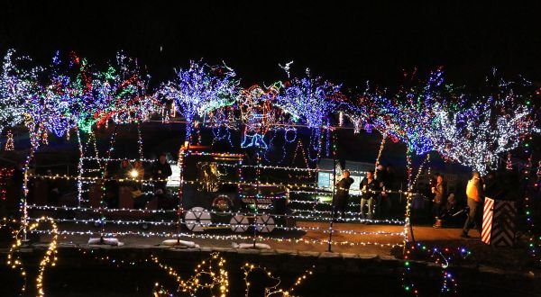 Even The Grinch Would Marvel At The Holiday Lights At Lilacia Park In Illinois