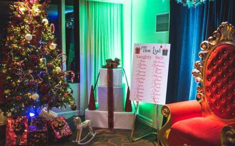 Stay In An Elf-Themed Hotel Room In Illinois This Holiday Season