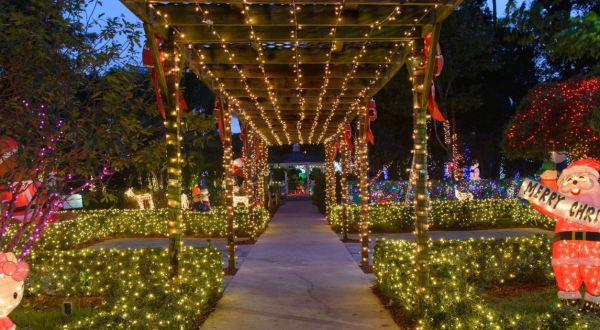 Hoffman’s Chocolates Is A Florida Factory That Decks Its Halls With Over 120,000 Lights At Christmastime