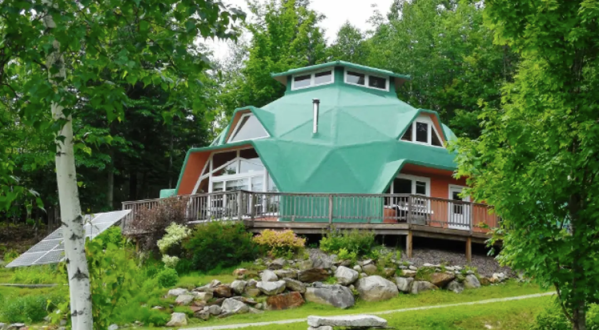This Solar-Powered Geodesic Dome Airbnb In Vermont Is An Eco-Friendly Dream