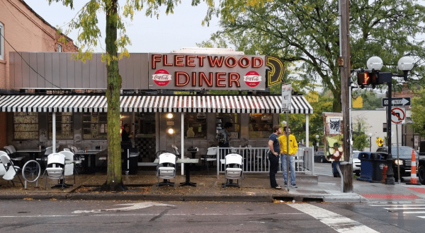 Fleetwood Diner Is A Hippie-Themed Restaurant Near Detroit And It’s The Grooviest Place To Dine