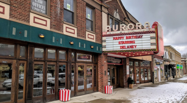 Watch All Of Your Favorite Holiday Movies For Free At This Small-Town Theater Near Buffalo
