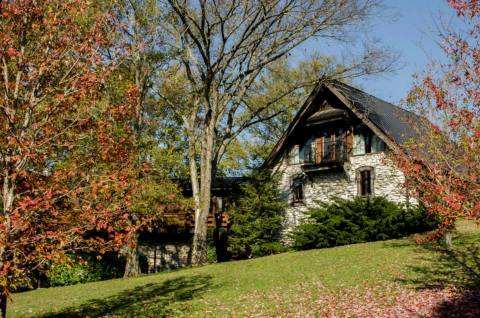 Spend A Beautiful, Music-Filled Weekend At The Thistletop Inn, A Country B&B Near Nashville