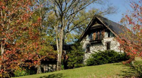Spend A Beautiful, Music-Filled Weekend At The Thistletop Inn, A Country B&B Near Nashville