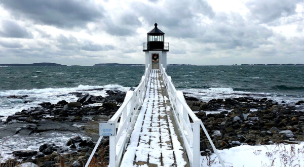 7 Enchanting Spots Surrounded By Frozen Beauty To Experience In Maine This Winter