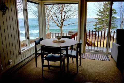 With A Spectacular View Of Lake Superior, This Minnesota Airbnb Is Worth An Overnight Stay