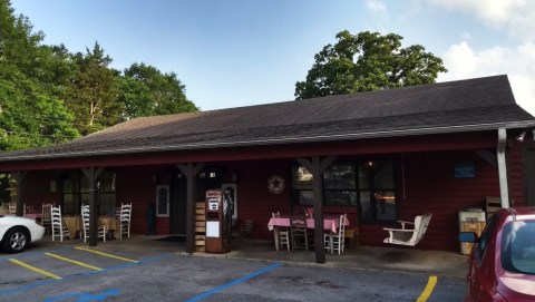 Southern Farm Table Restaurant & Bakery Is An All-You-Can-Eat Buffet In Alabama That's Full Of Southern Flavor