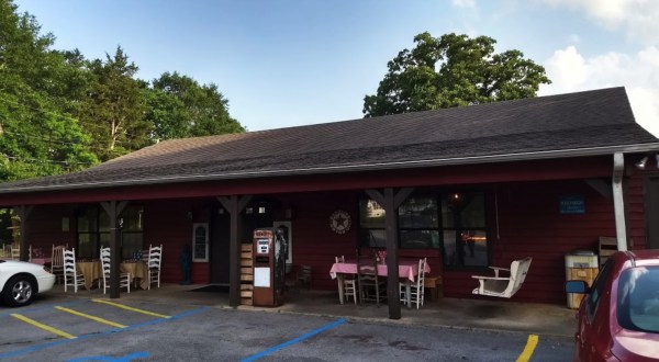 Southern Farm Table Restaurant & Bakery Is An All-You-Can-Eat Buffet In Alabama That’s Full Of Southern Flavor