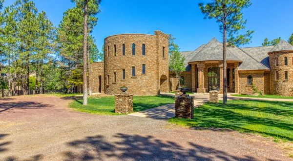 You Can Rent An Entire Castle, Lakefront Estate, In Arizona For Less Than $195 A Night