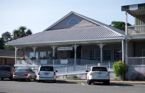A Tiny Diner Across The River, Riverside Cafe Is A Worthy Hidden Gem In Georgia