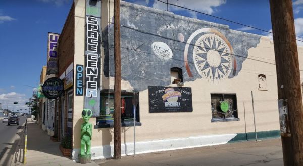 You Will Never Forget A Visit To This Kooky, Glowing Attraction In Roswell, New Mexico