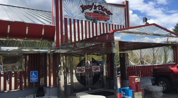 Travel Back In Time When You Eat At Joey’s Diner, A 1950s-Themed Restaurant In New Hampshire