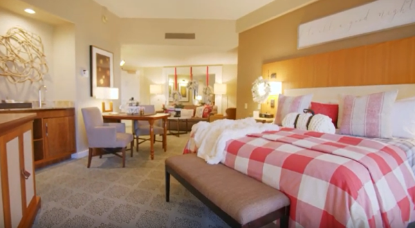 Stay In An Santa-Themed Hotel Room In Arizona This Holiday Season