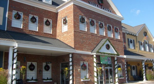 Virginia’s Unique Yankee Candle Store Gets All Decked Out For Christmas And It’s Magical