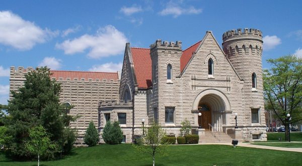 There’s A Castle In Ohio That’s Also A Library And It’s A Bookworm’s Happy Place