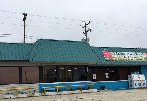MacBe, A Roadside Seafood Market In Small Town Mississippi, Serves Some Of The Best Food In The State   