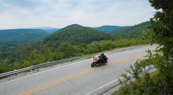 This Curvy Swervy Road In Arkansas Is An Underrated Scenic Mountain Drive