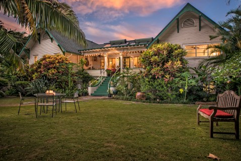 Take A Journey Back In Time At Hawaii's Charming 1920s-Era Old Wailuku Inn