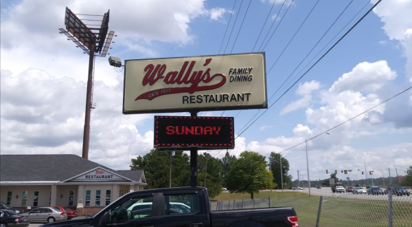 Wally’s Restaurant Is An All-You-Can-Eat Buffet In Tennessee That’s Full Of Southern Flavor