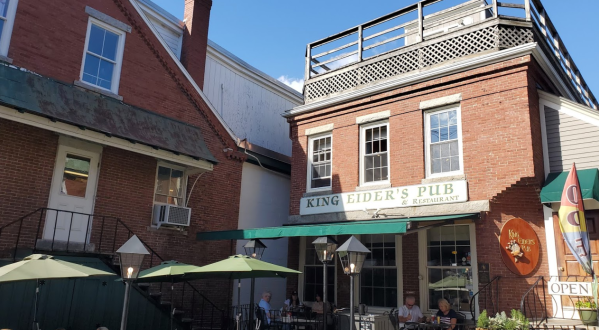 Earn A Discount On Your Meal When You Don’t Use Your Phone At The King Eider’s Pub In Maine