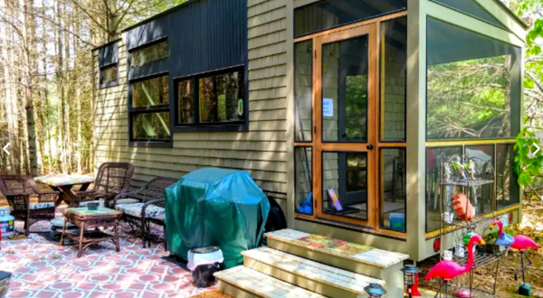 A Modern Tiny House Near The Contoocook River In New Hampshire Lets You Glamp In Style