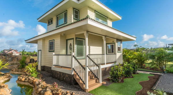 You’ll Find A Putting Green And A Pond At This Charming Cottage Airbnb In Hawaii