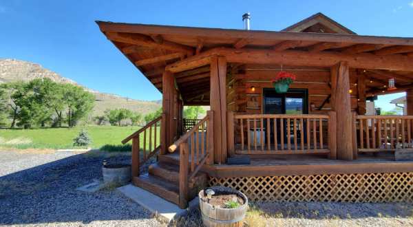 There’s A Cowboy Cabin Airbnb In Wyoming And It’s The Perfect Little Hideout